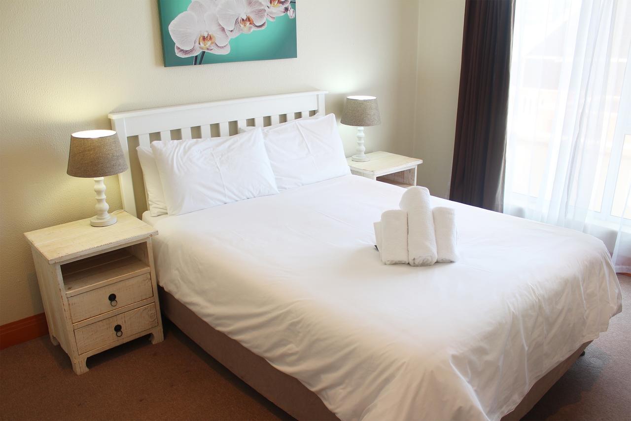 Oceans Hotel & Self Catering Моссел-Бей Экстерьер фото