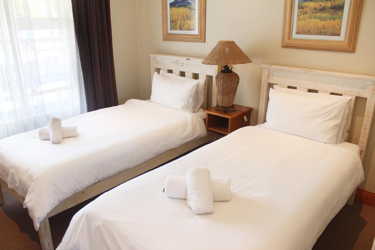 Oceans Hotel & Self Catering Моссел-Бей Экстерьер фото